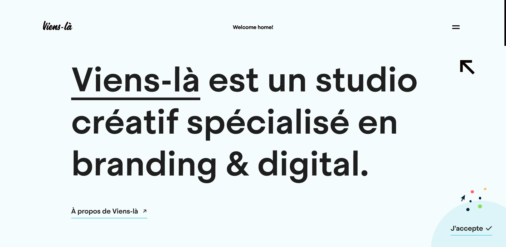 Viens-là's homepage that displays text on the services they provide, namely branding and digital marketing. Viens-là's homepage that displays text on the services they provide, namely branding and digital marketing.